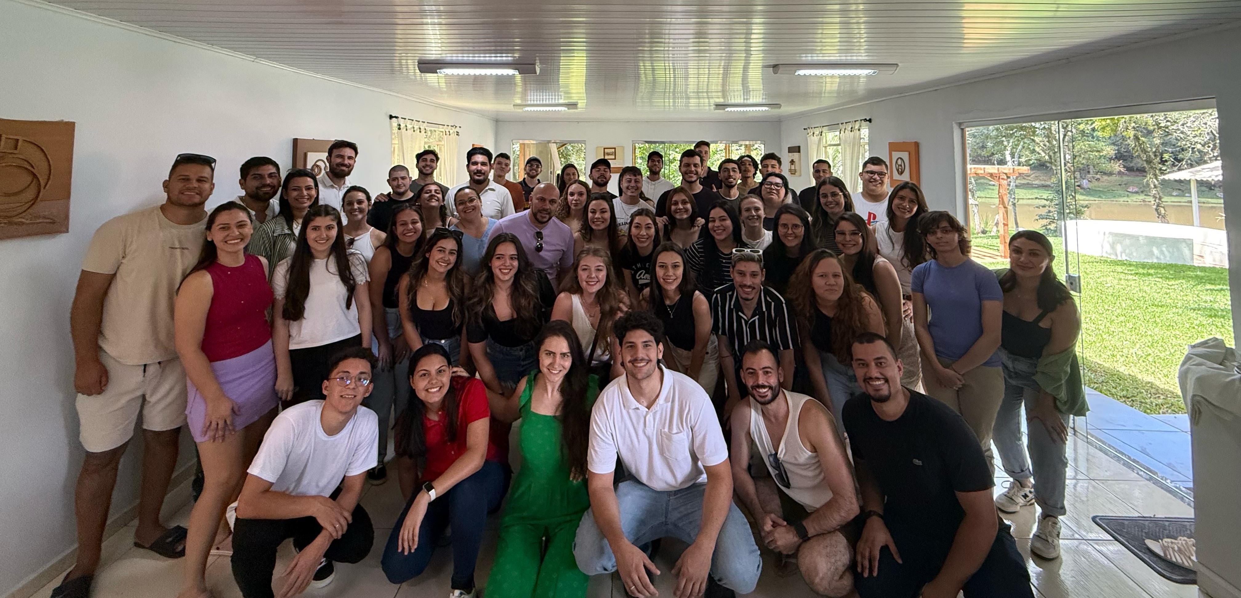 Jovens do EJC reunidos em momento de comunidade e fé